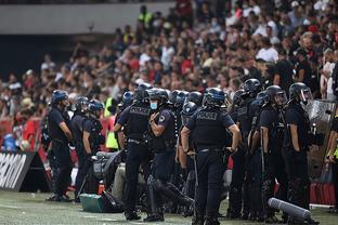 组图 CBA北京主场大胜广东 赵睿关心徐杰伤情