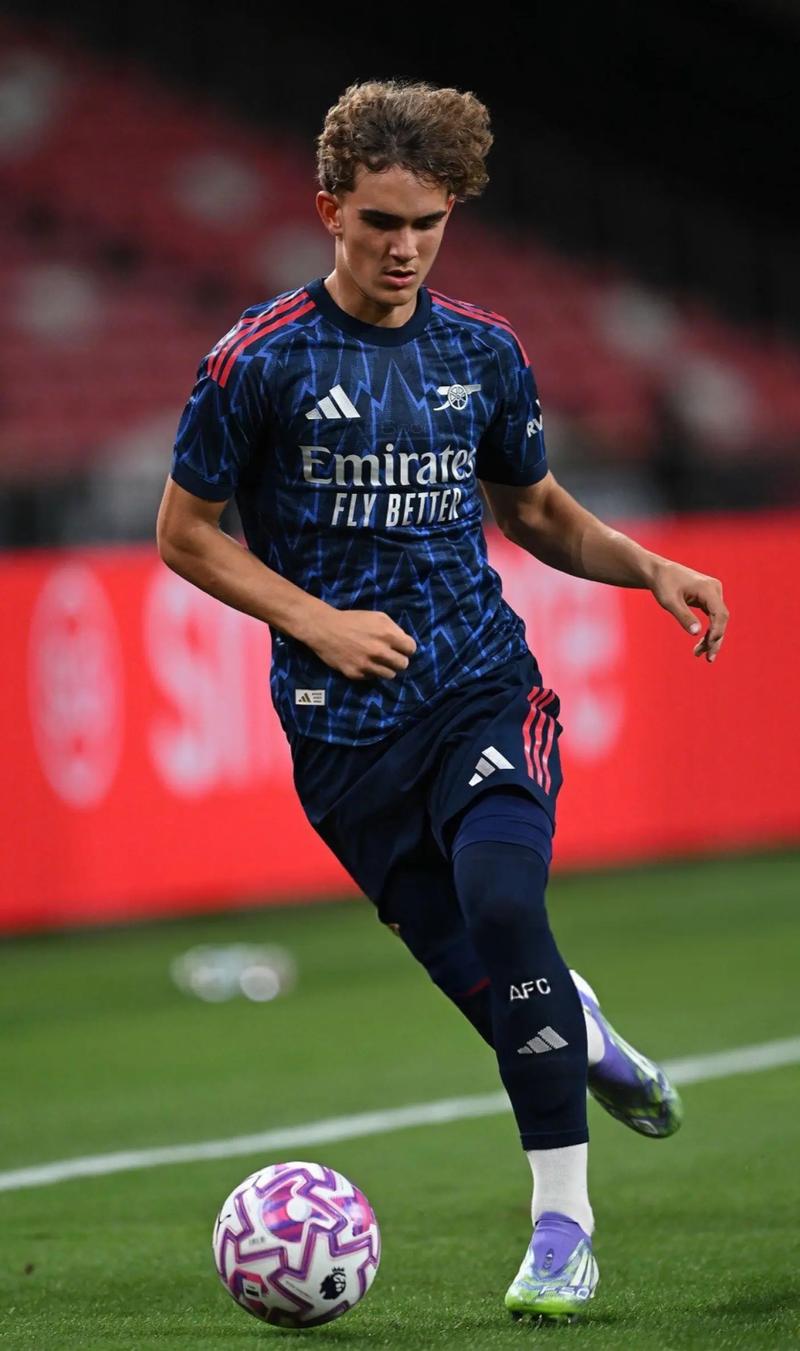 [图]席尔瓦梅开二度 青岛海牛客场战平成功保级